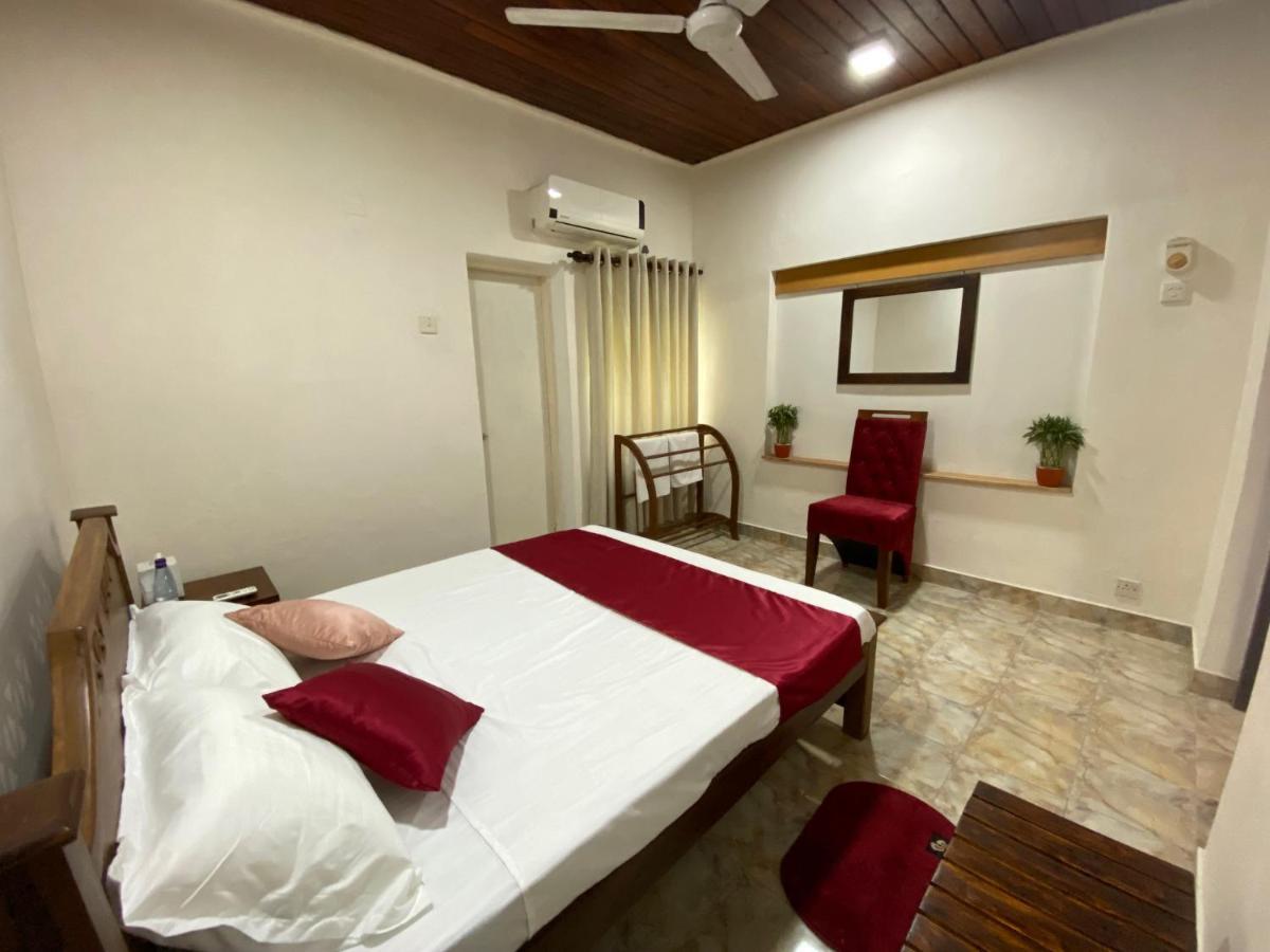 Lodge 87 Negombo Esterno foto
